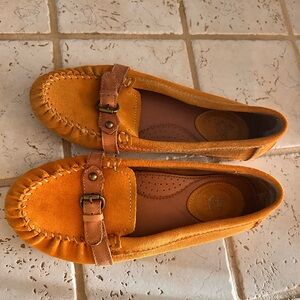 Ariat Women's yellow tan leather uppers NWOT Loafers